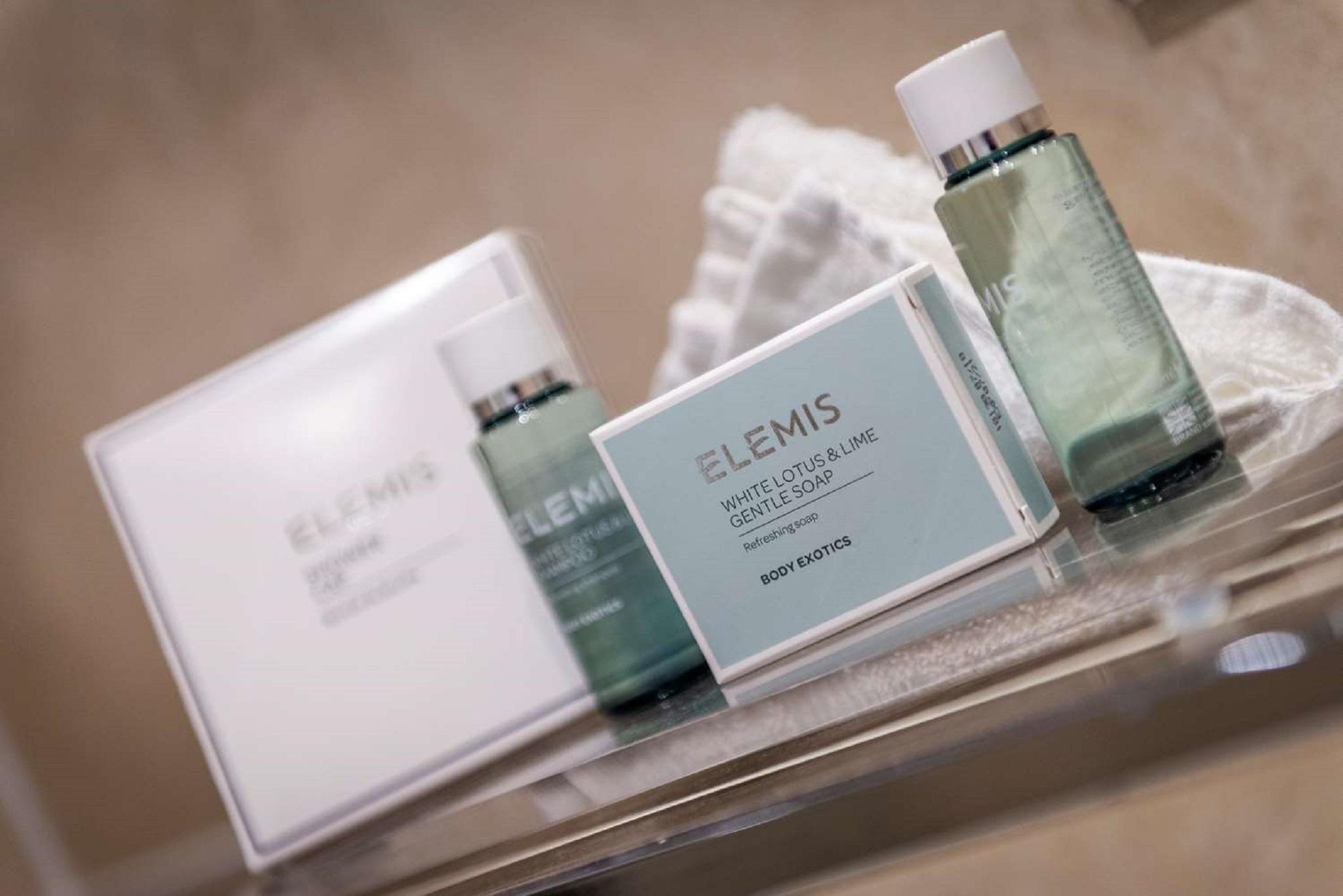 Macdonald Bath Spa Hotel Buitenkant foto The photo shows a collection of skincare products from the brand Elemis. There are two bottles, one larger and one smaller, both with a transparent green liquid inside. In addition, there is a rectangular box, which is likely a skincare set or treatm