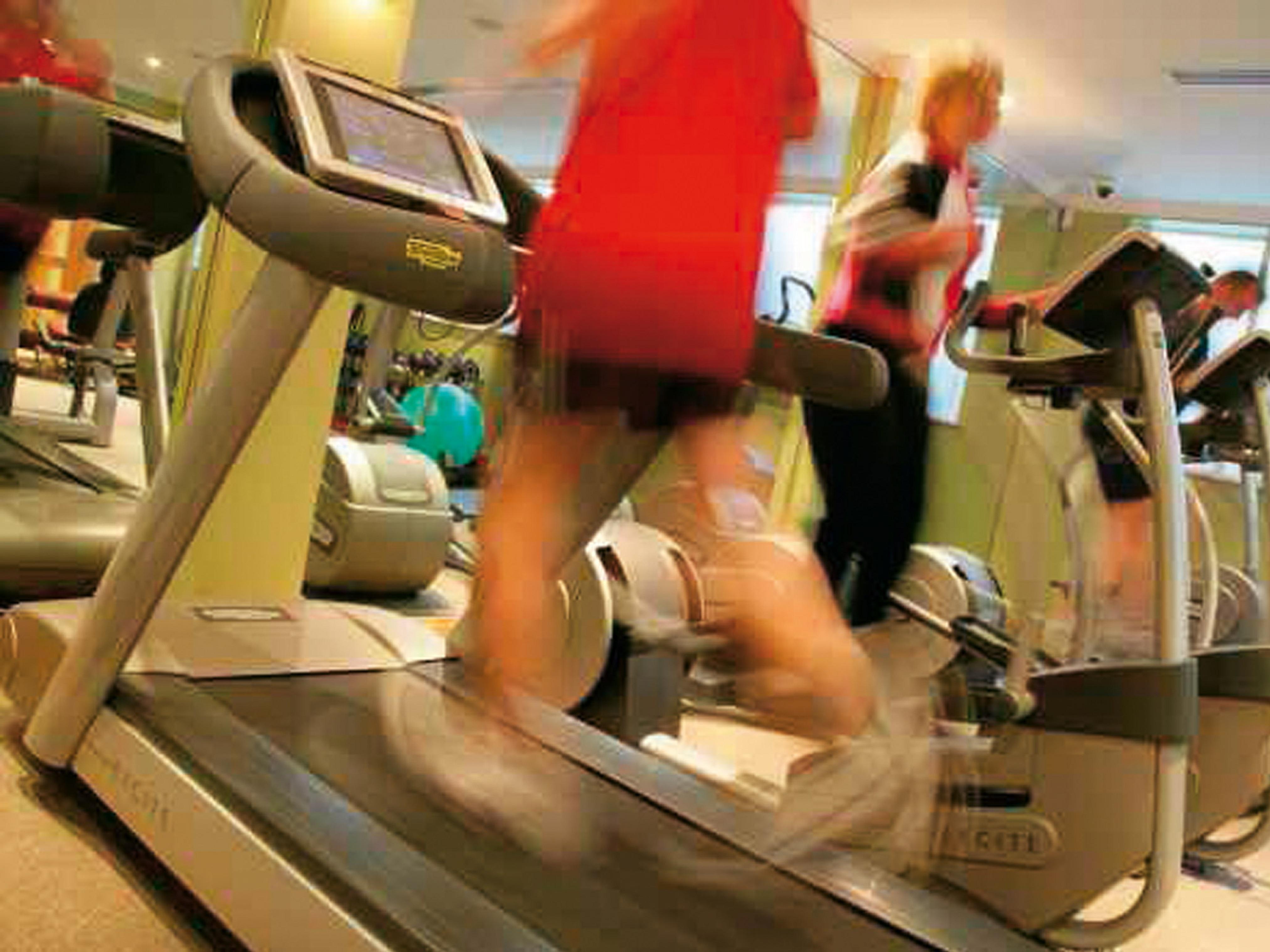 Macdonald Bath Spa Hotel Buitenkant foto The photo shows a gym or fitness center with several treadmill machines in use. A few individuals are actively jogging or running on the treadmills. The setting appears lively, suggesting a focused workout environment. The background includes exercis